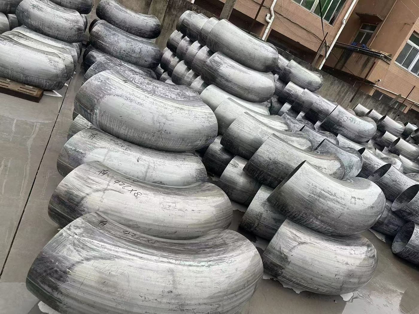 Large formed pipe elbows
